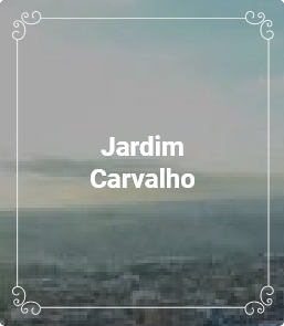Céu cheio de nuvens, ao centro o nome do bairro 'Jardim Carvalho'.